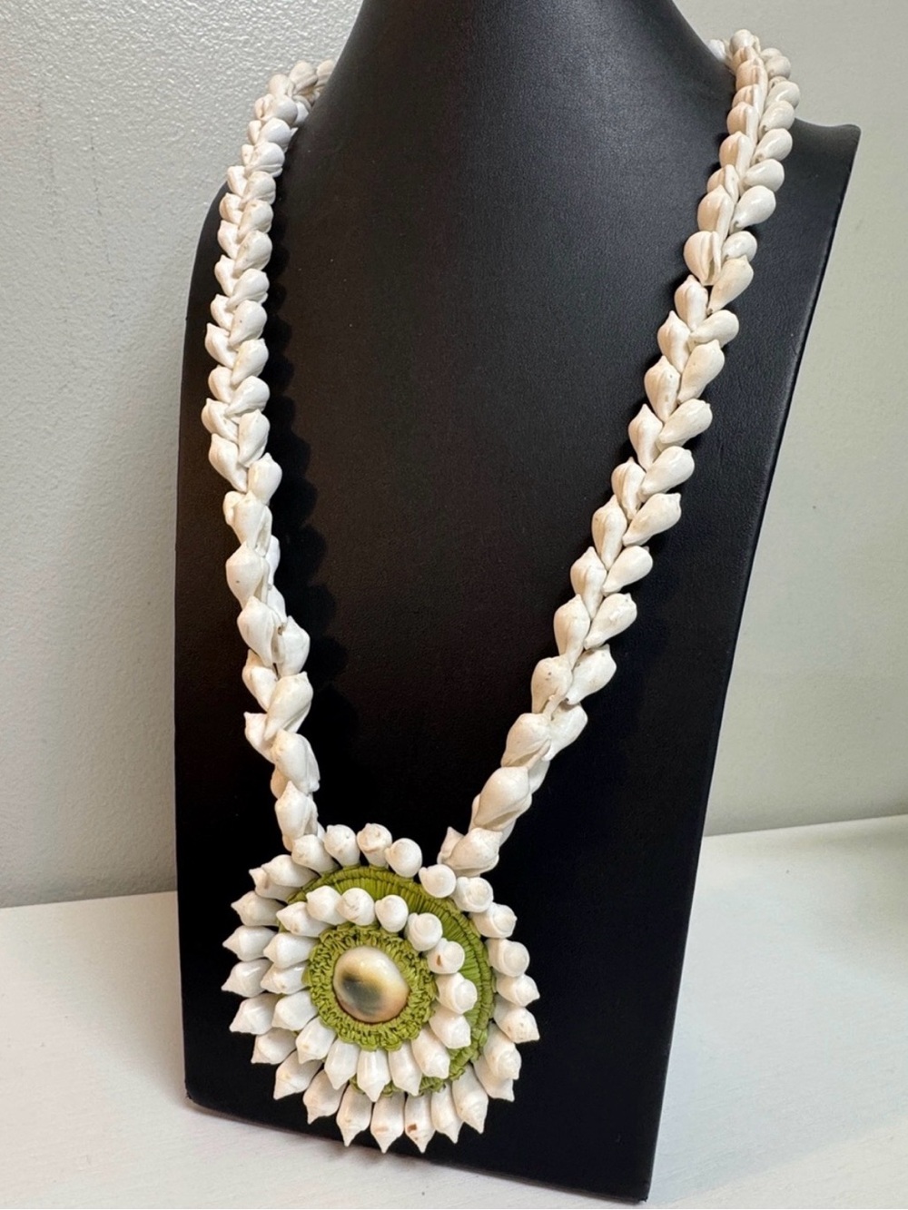 Vintage Sea Shell Operculum Shiva Eye long White and Green Necklace - Picture 3 of 5